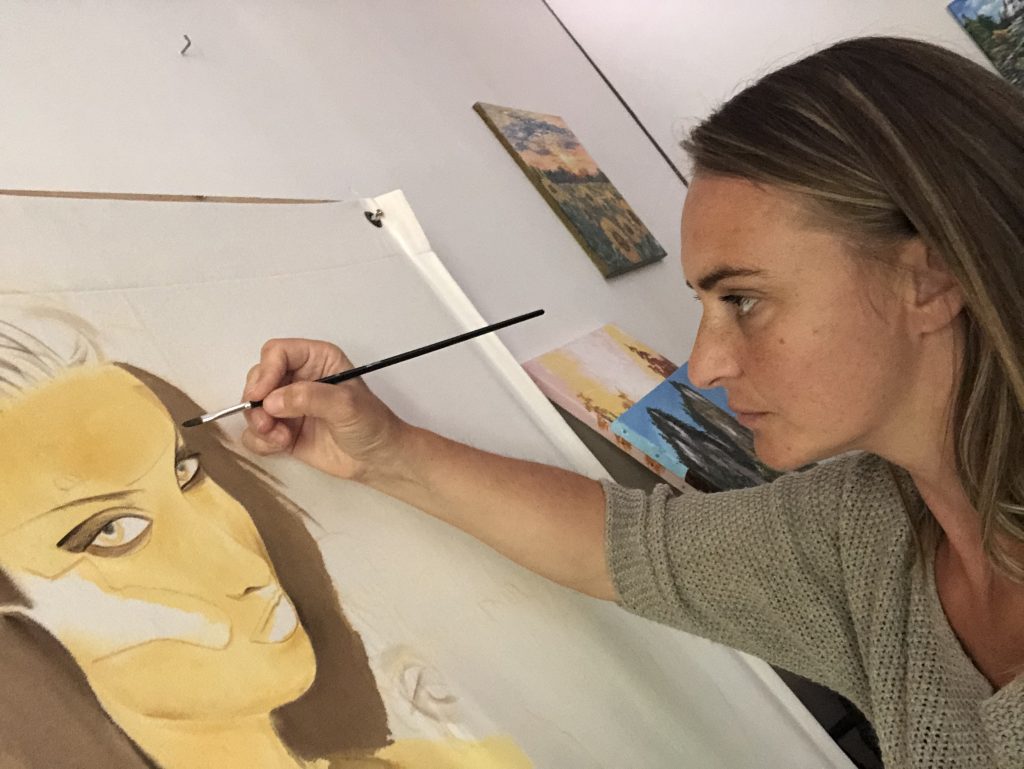 L'artiste representant Kate_Art, Katarzyna Boduch entrain de peindre sur une Toile XXL pour le concours de Papillons 2020 de Carpentras, une femme feline avec son guépart